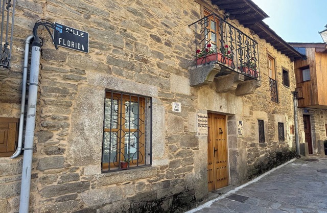Casa Rural con 4 Dormitorios Dobles y 2 Baños Próxima a Plaza Mayor y Castillo