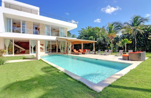 Casa Sirenas at Las Terrenas: Spacious 6-bedroom for 14 pax villa close to beach