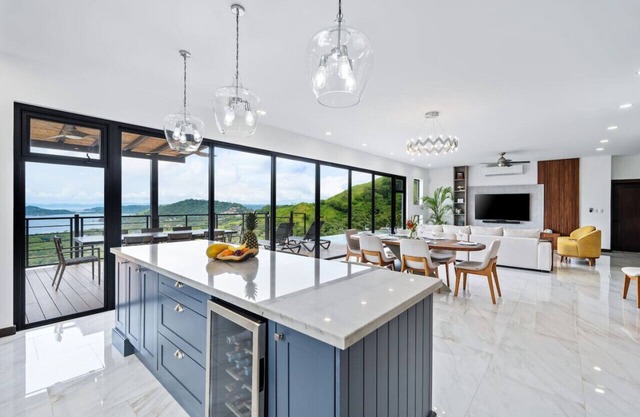 Casa Sol: Luxury 4 BR, Ocean View Villa-Pool & Concierge - Playa Hermosa