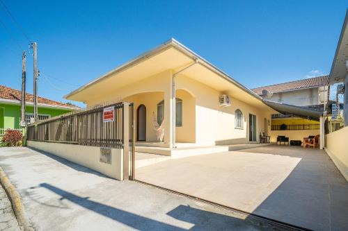 Casa térrea com 03 quartos em Canto Grande