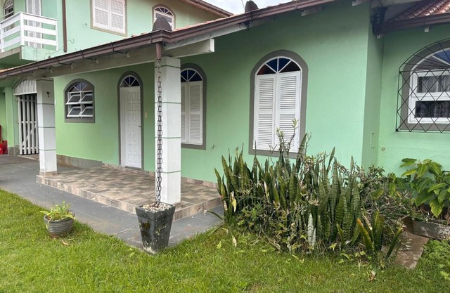 Casa térrea com churrasqueira a metros da praia