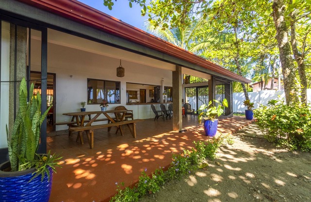 Casa Tortuga - Beautiful Spacious Beachfront House
