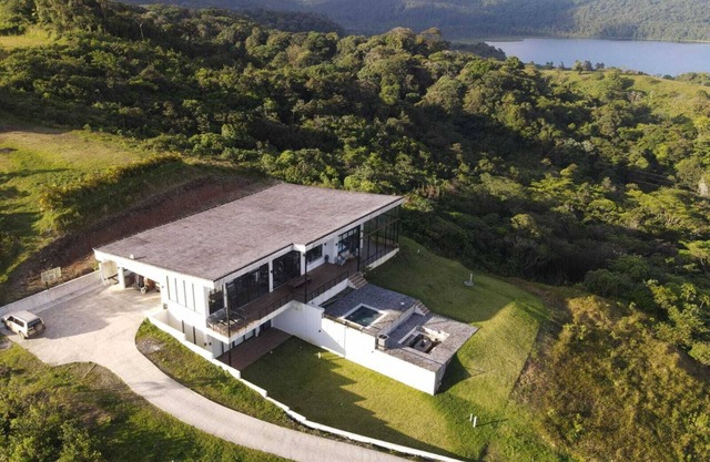 Casa Tres Vistas: Arenal Volcano & Lake Views, Hot Tub, Pool Table, Sleeps 10