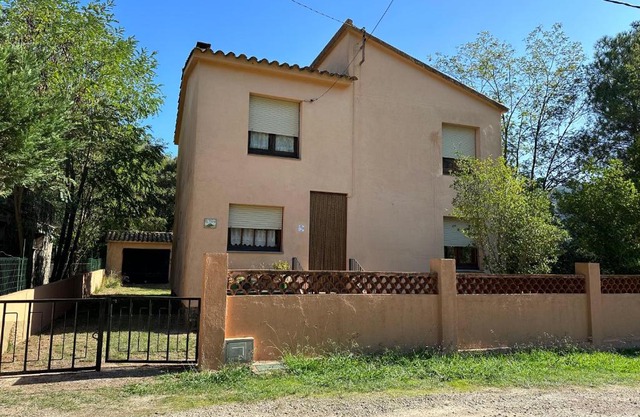 Casa Trianó entre montañas, río y cielo de estrellas