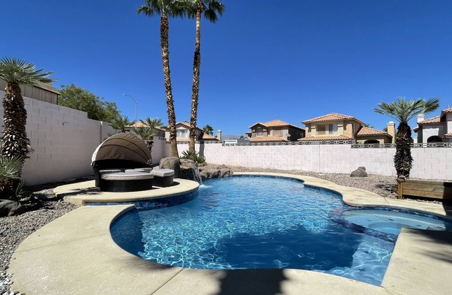 Casa Vegas, Charming home with pool and spa. Just 15 minutes from Strip.
