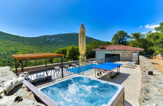 Casa Verde with pool&whirpool by Villas Guide