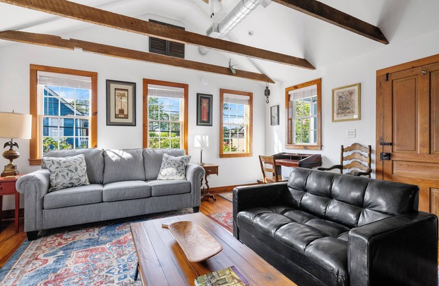 Casa Vieja-B: Sunny and Sleek 1BR