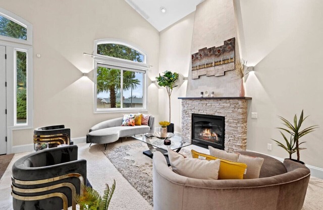 Casa Woodridge: A Stylish Bellevue Retreat