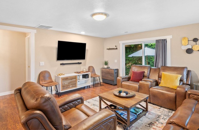 Casa Yeye! Dual Office WFH! HUGE Yard! Mins ~ PDX!