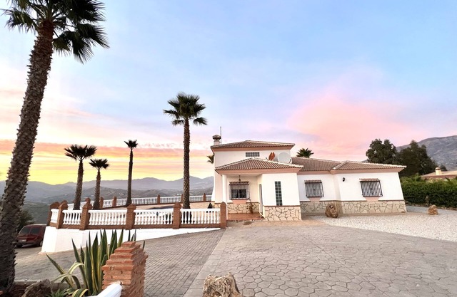 "CasaBlanca" Rural Villa with pool and barbecue.