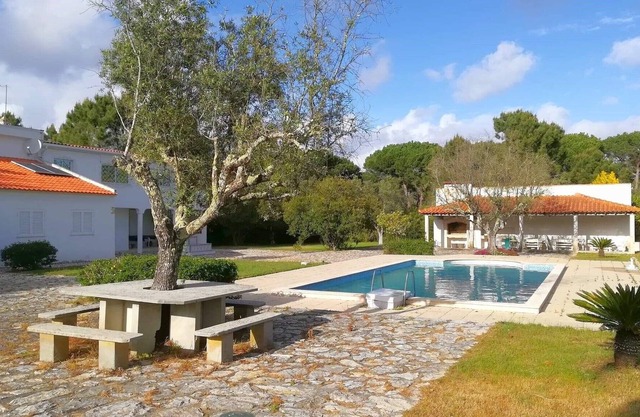 CASAL DO CHOUPELO Farm with pool, barbecue, games room and land
