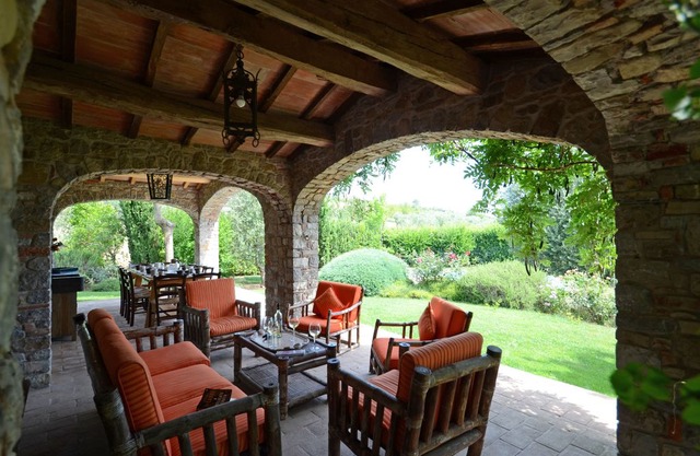 Casale Silvia sleeps 12 in 6 private rooms