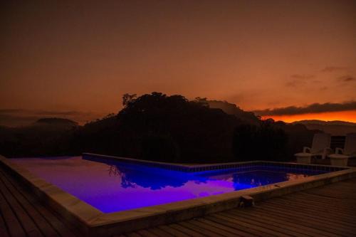 Casarão com piscina e cachoeira CUNHA SP