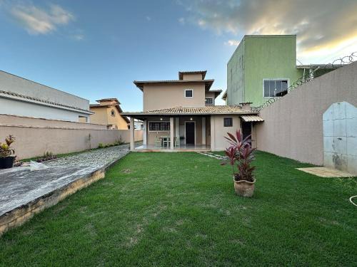 Casarão com quintal na quadra da praia | ROCM1217