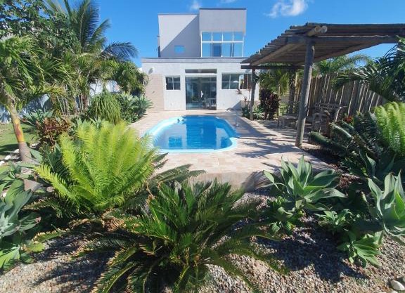 Casarão de frente para a lagoa de Praia Seca