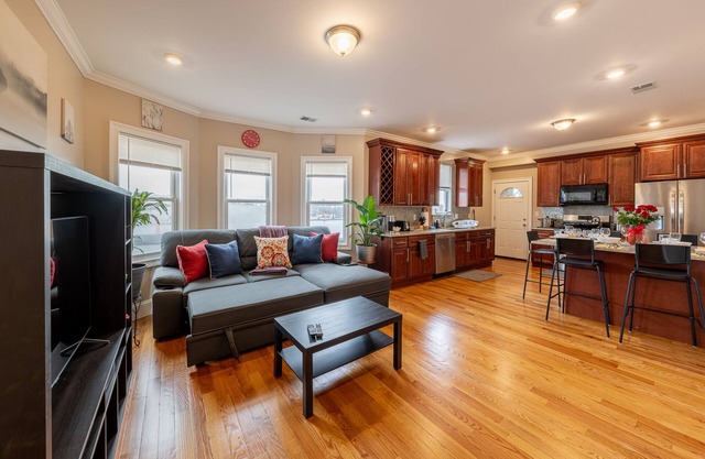 CASHBACK 10% - 90-Boston Spacious Convenient Apartment