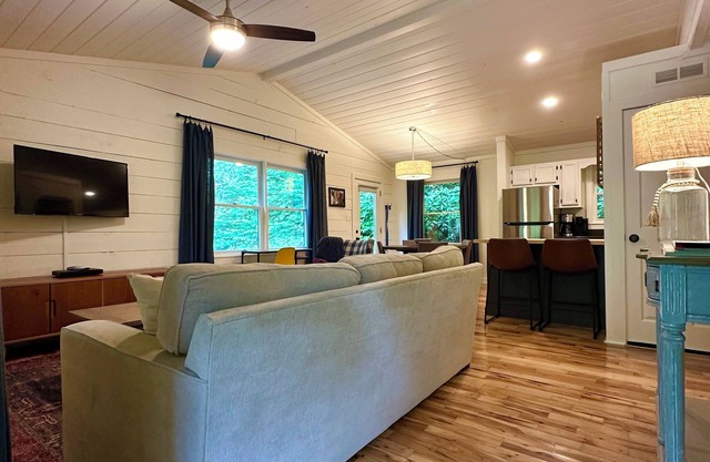 Cashiers Cottage - central location, 5 min to downtown, dog-friendly