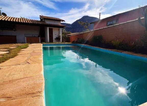 CASINHAS DA LAPINHA- Lapinha da Serra - Casa Verde 2 suites com deck - LATE CHECK OUT- Piscina compartilhada