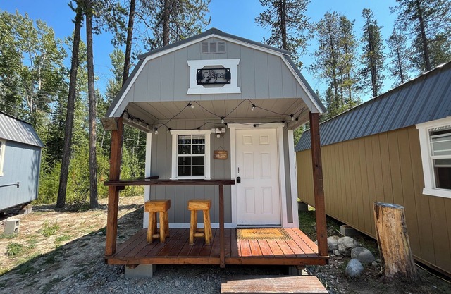 Casita 2, Tiny Home in Wood Area, 1 Mile From Glacier Entrance- 2 Guests