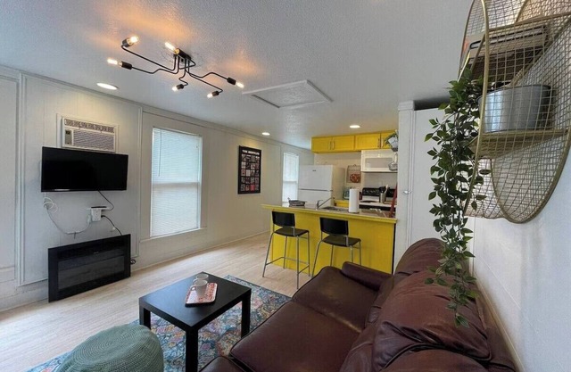Casita Arte in amazing San Antonio with AC, WiFi