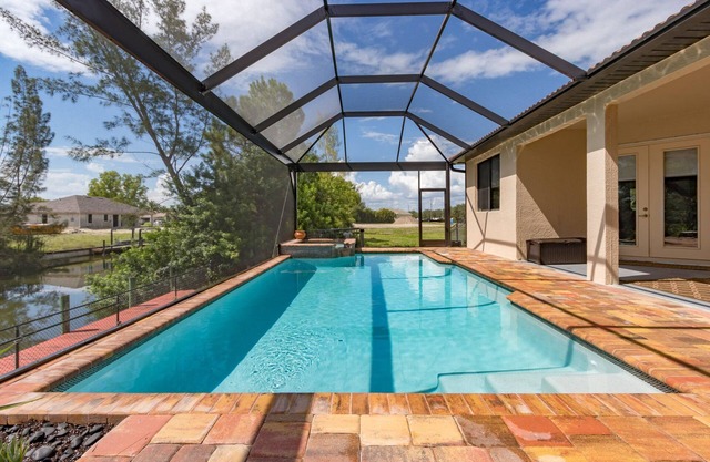 Casita Cabo Coral on Gulf Access Canal with Heated Salt Pool & Spa