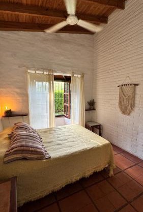 Casita cercana a plaza de Villa de las Rosas con patio y asador