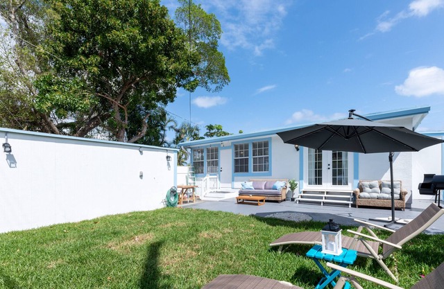 Casita Floralyn - Lovely 3/ 2.5 w Private Yard, Movie Projector. Near Downtown!