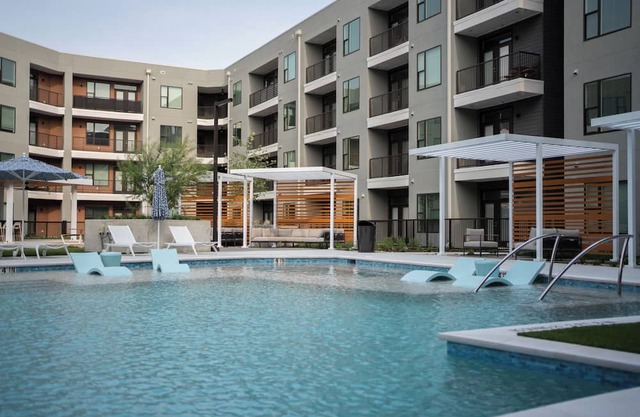 Casita Longhorn - Near Q2, Domain + Pool Access