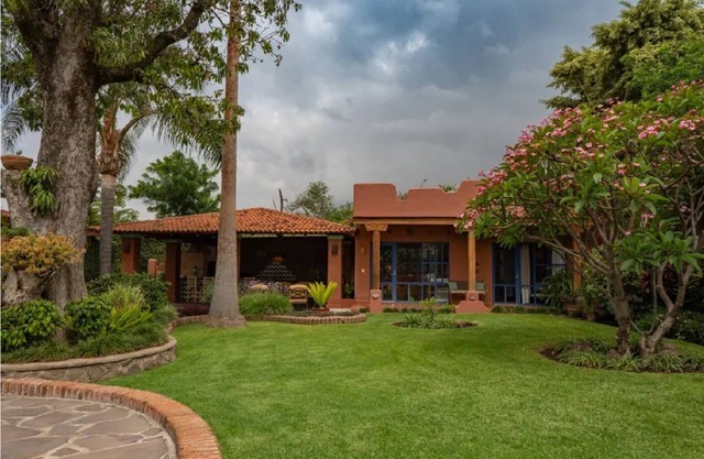 Casita on 1/2 acre of flora beauty. Two arms, , wifi, access to kitchen and TV