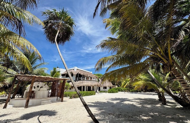 Casona Palms-Barefoot Paradise in Private Beachfront 3 Bedroom Villa and Casita