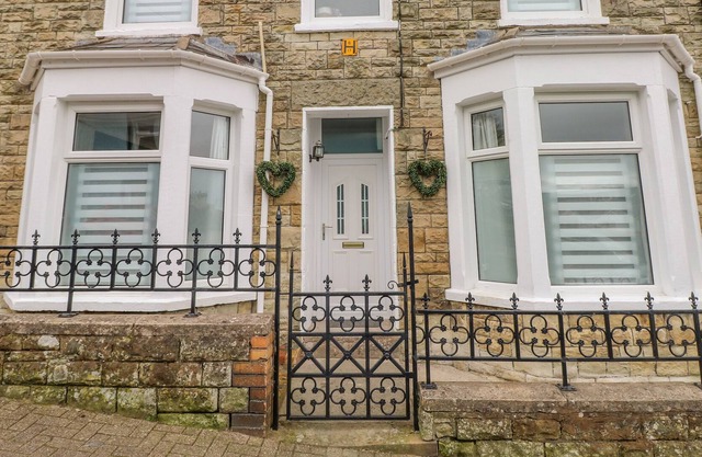 CASTELL NEWYDD, family friendly, with open fire in Bridgend