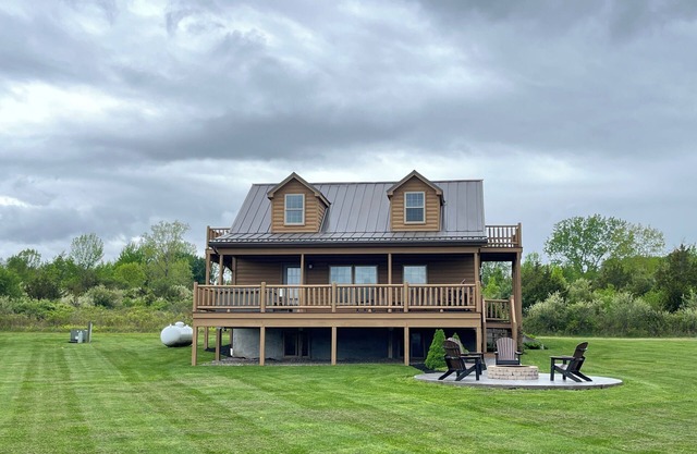 Castello: modern cabin with hot tub, pool table and Seneca lake view, along wine trail