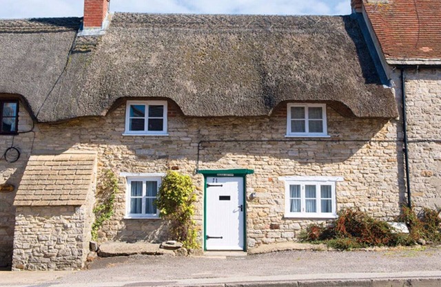 Castle Cottage (Sleeps 5 + Baby)