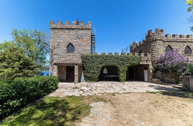 Castle 'Isla Del Burguillo' with Private Terrace, Private Garden and Wi-Fi