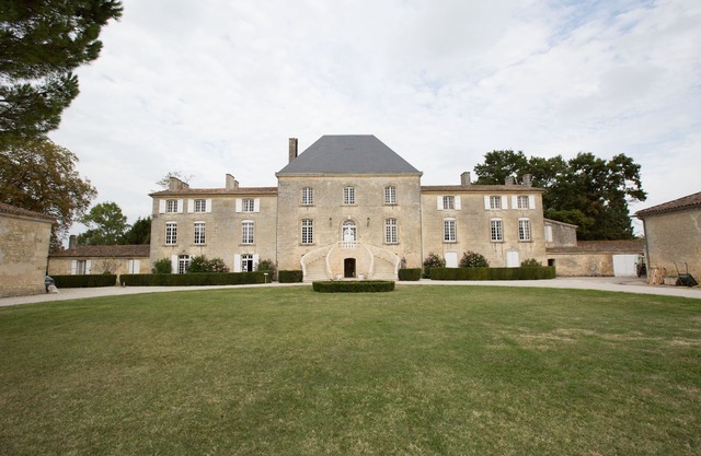 Castle life in the middle of the vineyard Bâtonnier room