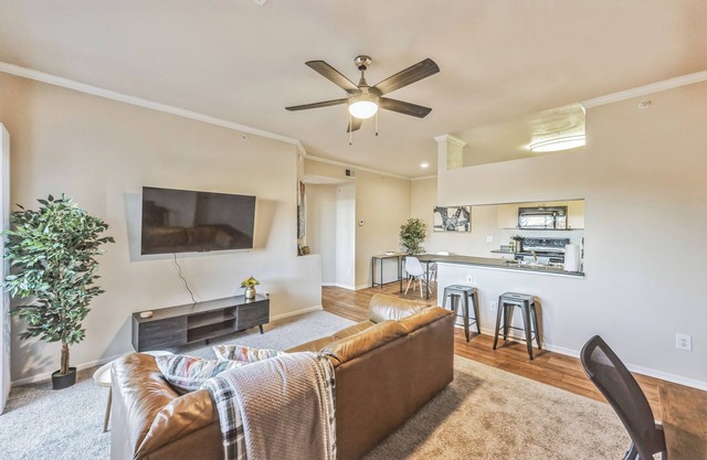Castle Rock Retreat w/queen bed, pool & hot tub