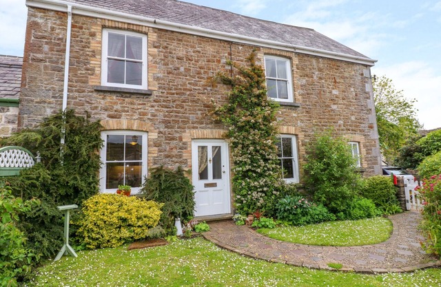 CASTLE SCHOOL HOUSE, pet friendly, with a garden in Kidwelly