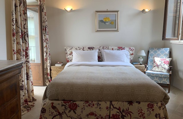 Castle-view holiday home nestled in national parkn