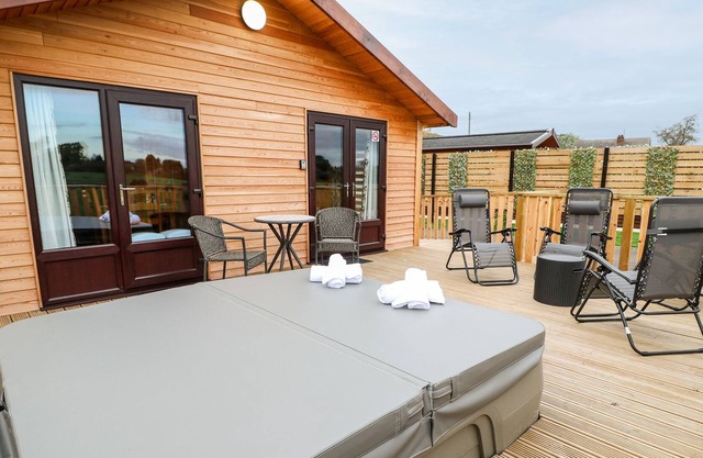 CASTLE VIEW LODGE, family friendly in Hatton, Derbyshire