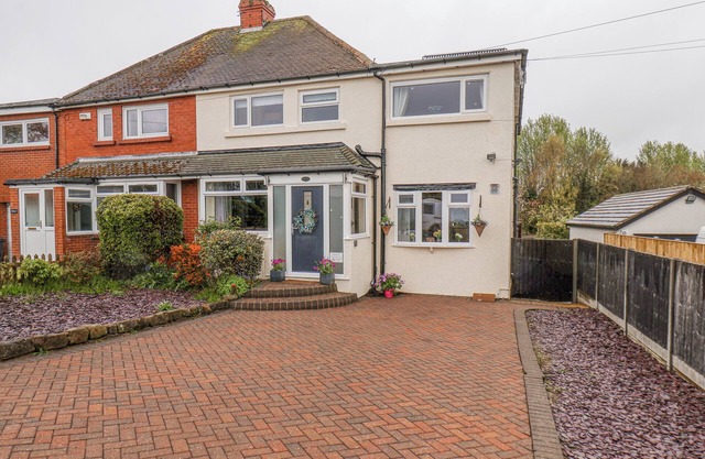 CASTLE VIEW, pet friendly, character holiday cottage in Burniston