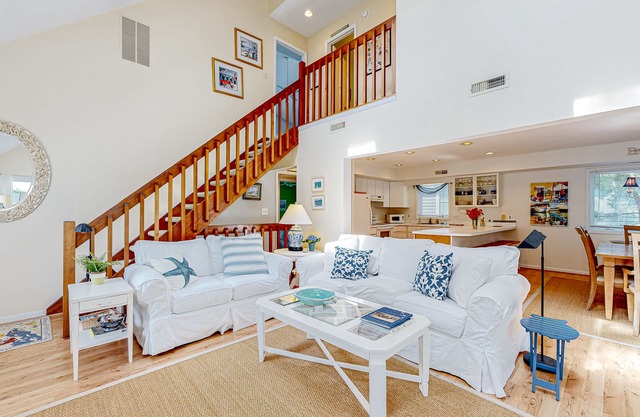Cat Hill - Inviting retreat with fireplace, lovely porch, kayaks & firepit