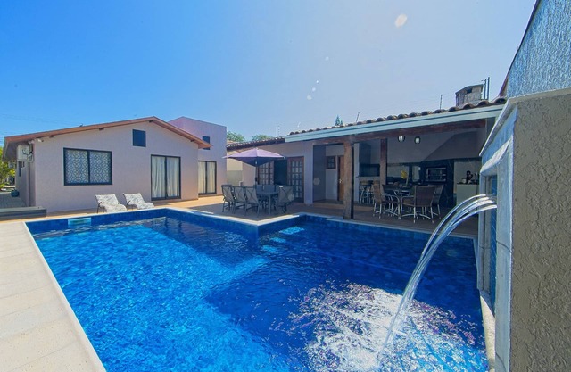 cataratas condo pool house