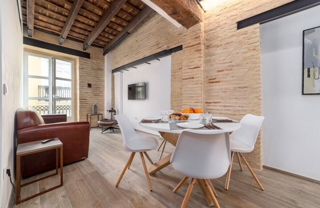 CATHEDRAL LUXURY 2BR, 2BA, BALCONIES, AC, Wifi