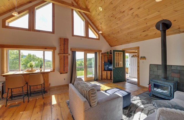 Catskills Cabin Rental w/Hot Tub & Amazing Views!