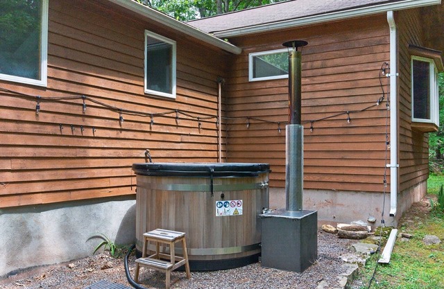 Catskills Cabin Retreat: Wood Fired Hot Tub, Firepit & 7 Private Acres