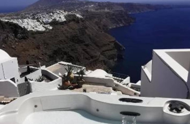 Cave 2bedroom Suite with Hot Tub by Zenith Blue