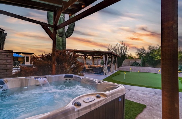 Cave Creek Pool House Spacious home, backyard oasis, putting green, private pool and hot tub