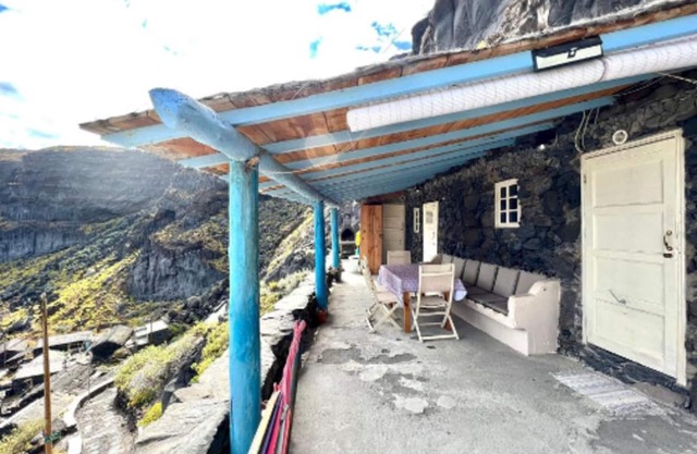 Cave House with Sea Views and BBQ for up to 5 guests Book your Experience