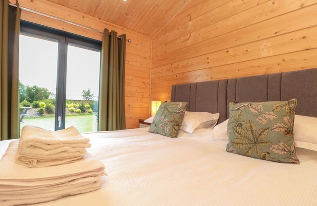 CAYTHORPE LODGE, pet friendly, country holiday cottage in Nafferton