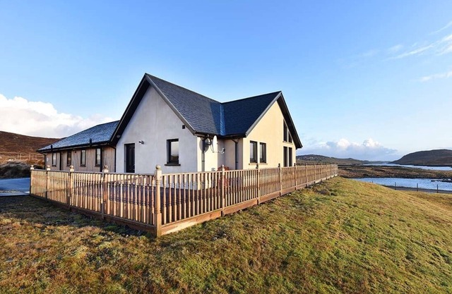 CEANN AN LOCH COTTAGE, pet friendly, with a garden in Balallan